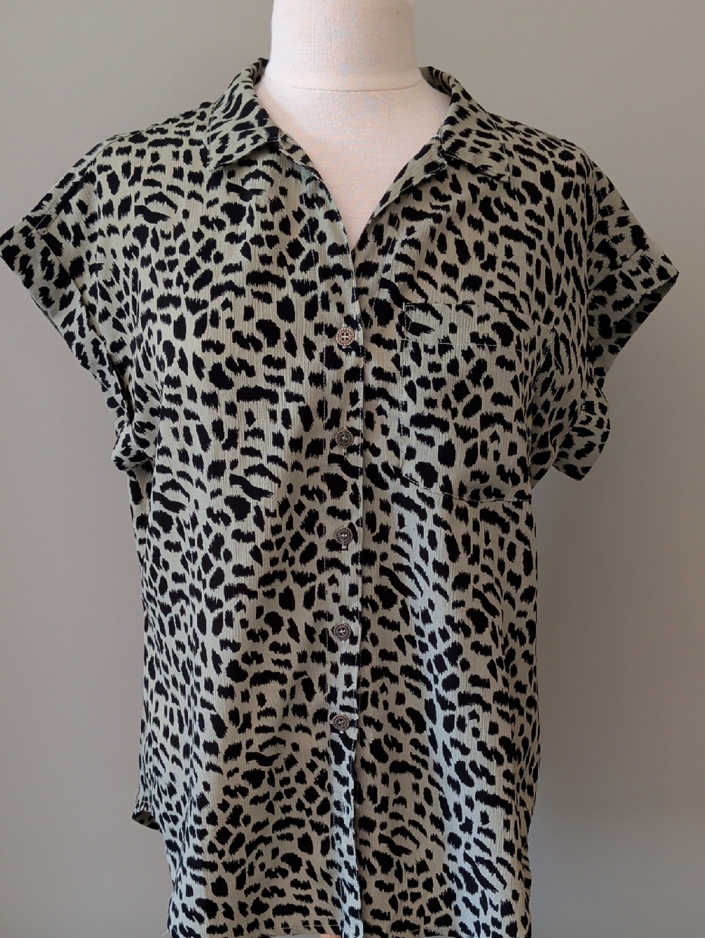 Umgee Black & Olive Green Animal Print Blouse Size Small